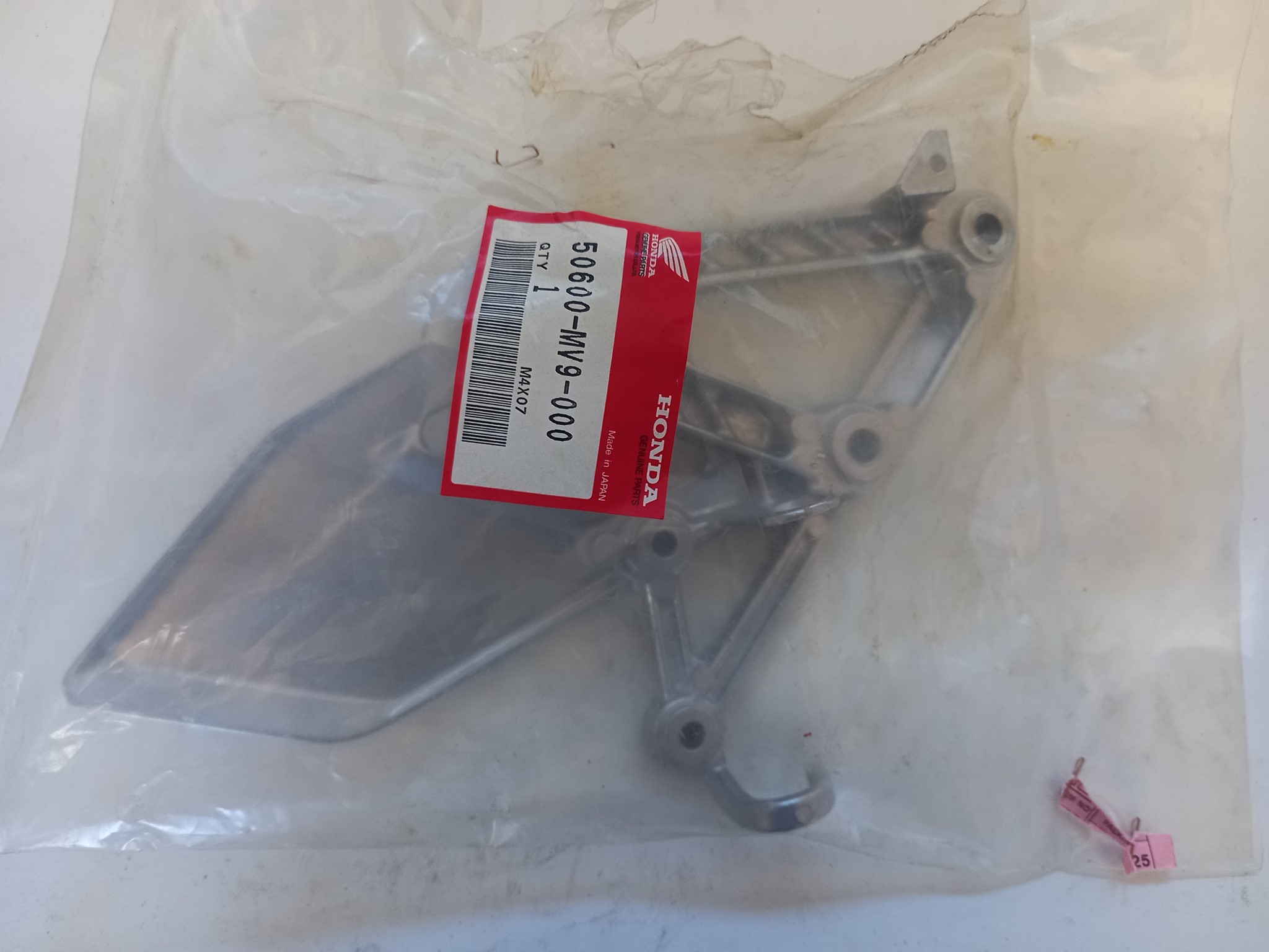 Picture of Honda  HALTER, R. FUSSRASTE  50600-MV9-000